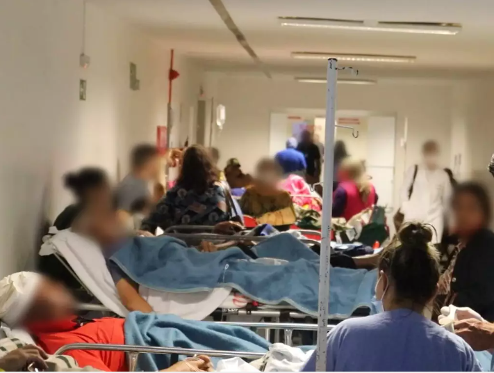 Corredor de hospital lotado